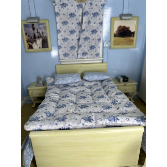 Laura Ashley Jazwares Room by Room Dollhouse Bedroom Light Phone Works 10” Cube - Picture 7 of 14